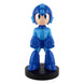 Support Mega Man Cable Guy 21cm en position verticale tenant une manette PlayStation 5 DualSense