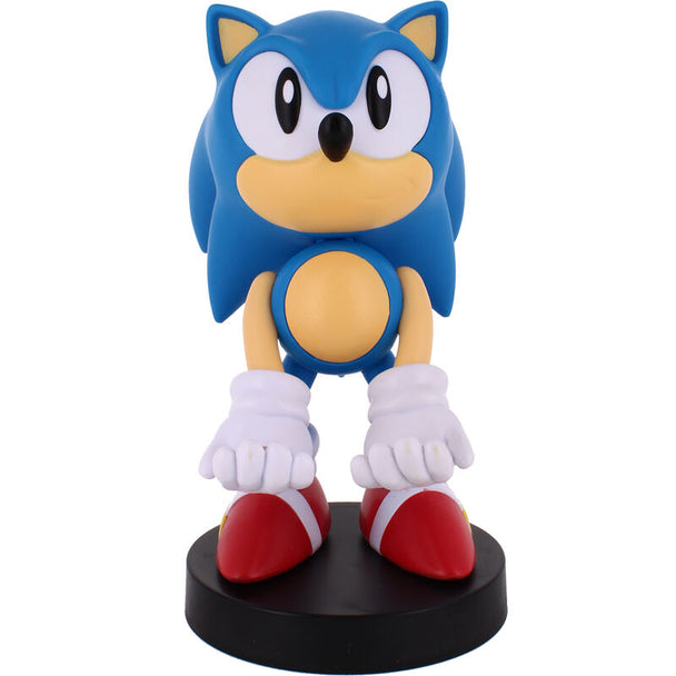 Support Cable Guy Sonic 30th Anniversary de 21 cm tenant une manette PlayStation 5 DualSense sur un bureau de gamer
