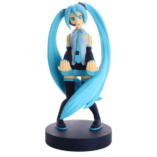 Figurine Cable Guy Hatsune Miku de 21 cm tenant une manette de jeu sur un bureau