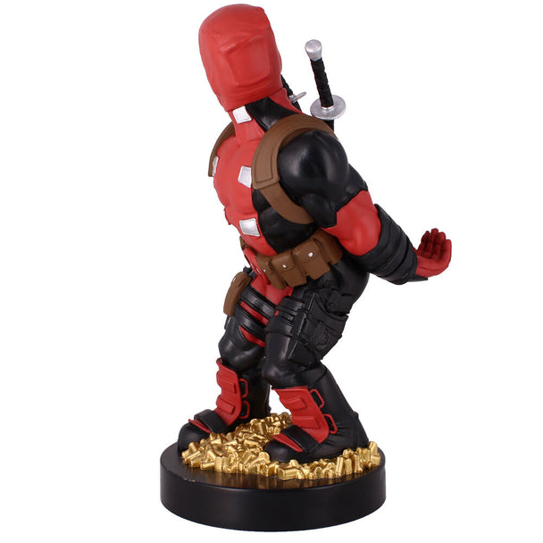 Support Cable Guy Deadpool en position tenant une manette PlayStation 5 DualSense