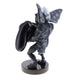 Support Gremlins Stripe en usage avec plusieurs manettes et télécommande sur un bureau gaming