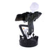 Support manette Jack Skellington tenant une manette Xbox Series X sur bureau