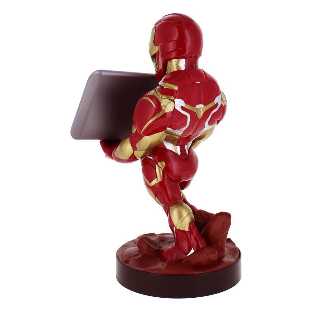 Image du support Cable Guy Iron Man placé sur un bureau de gaming avec accessoires