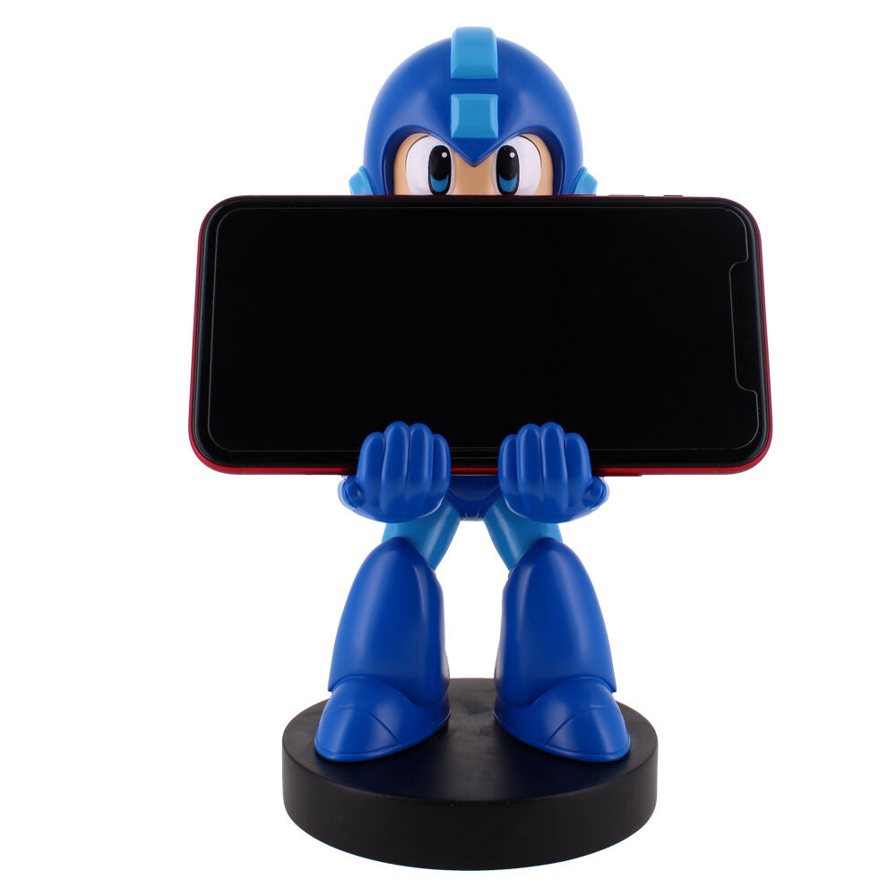 Support Mega Man Cable Guy utilisé sur un bureau de gamer avec accessoires et écran en arrière-plan