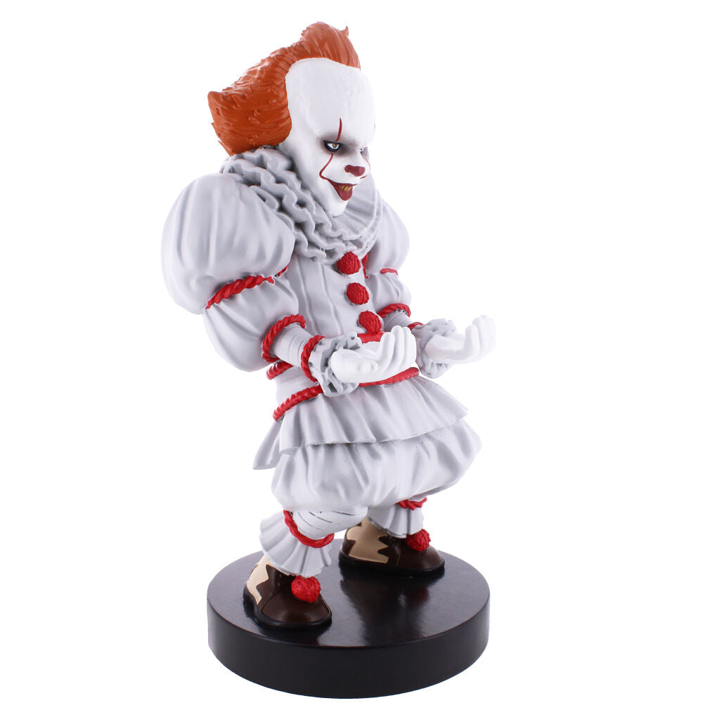 Support Cable Guy Pennywise tenant un iPhone en position verticale sur un bureau gaming