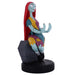 Vue latérale de la figurine Sally tenant un câble pour manette de jeu