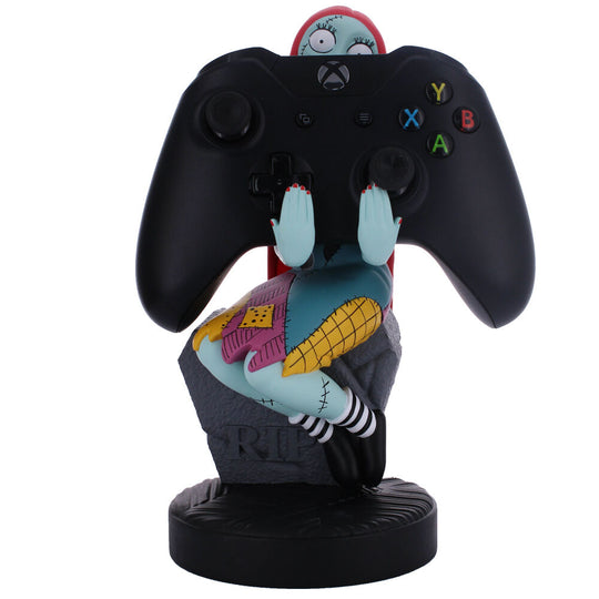 Figurine Sally Nightmare Before Christmas avec smartphone posé en support