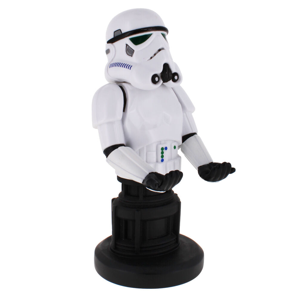 Vue rapprochée du support Cable Guy Stormtrooper avec une manette Xbox Series S/X posée dessus