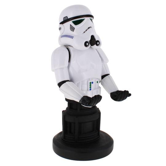 Vue rapprochée du support Cable Guy Stormtrooper avec une manette Xbox Series S/X posée dessus
