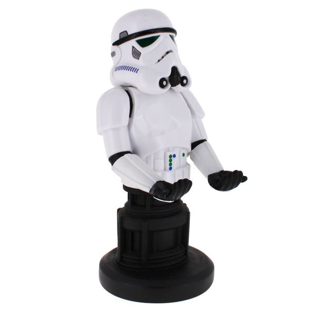 Vue rapprochée du support Cable Guy Stormtrooper avec une manette Xbox Series S/X posée dessus