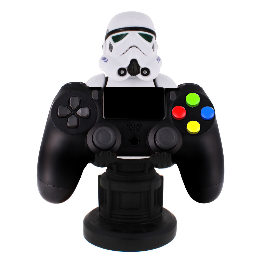 Support Cable Guy Stormtrooper utilisé sur un bureau de gamer avec plusieurs accessoires