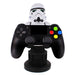 Support Cable Guy Stormtrooper utilisé sur un bureau de gamer avec plusieurs accessoires