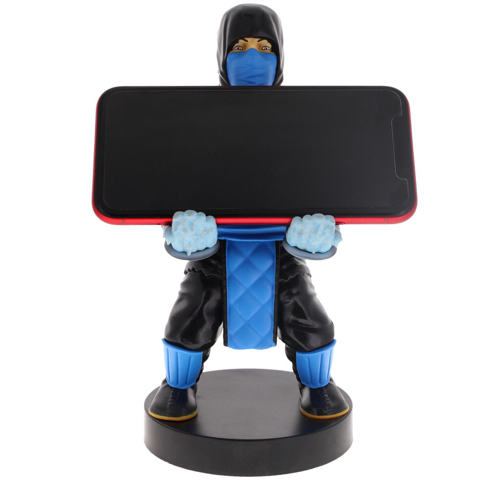 Vue latérale de la figurine Sub Zero avec manette Xbox Series S/X posée sur le support
