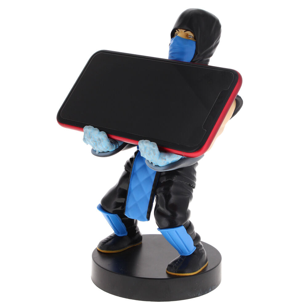 Présentation du support câble avec smartphone iPhone maintenu à côté de la figurine Sub Zero