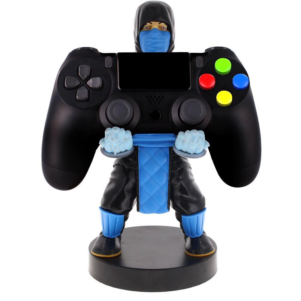 Ensemble complet figurine Sub Zero et support câble exposé sur bureau de gamer