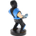Support câble robuste tenant une manette PlayStation 5 DualSense avec figurine Sub Zero