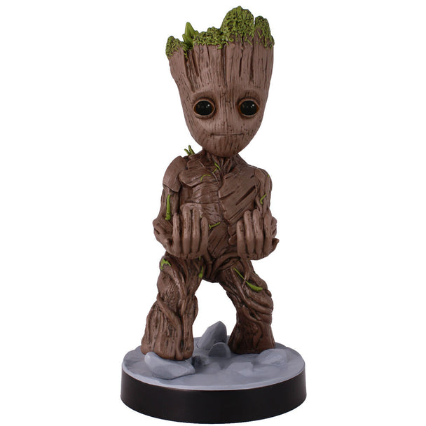 Support câble Groot Marvel Guardians of the Galaxy en position verticale tenant une manette de jeu