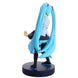 Vue rapprochée du support Cable Guy Hatsune Miku tenant un smartphone compatible iPhone