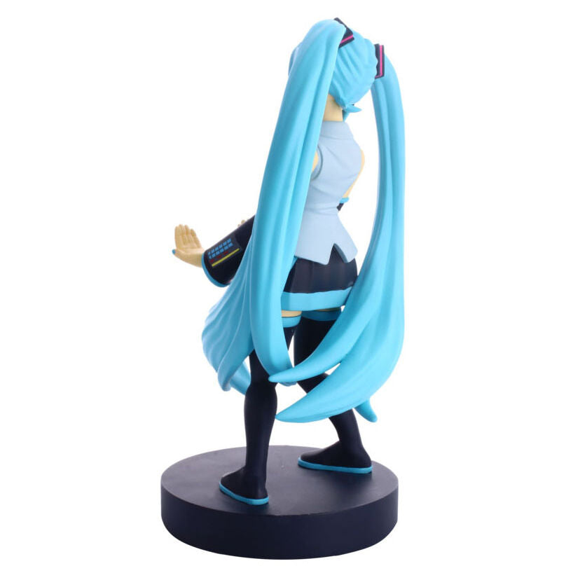 Vue rapprochée du support Cable Guy Hatsune Miku tenant un smartphone compatible iPhone