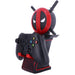 Support de charge Marvel Deadpool tenant une manette PS5 avec câble USB Type C visible