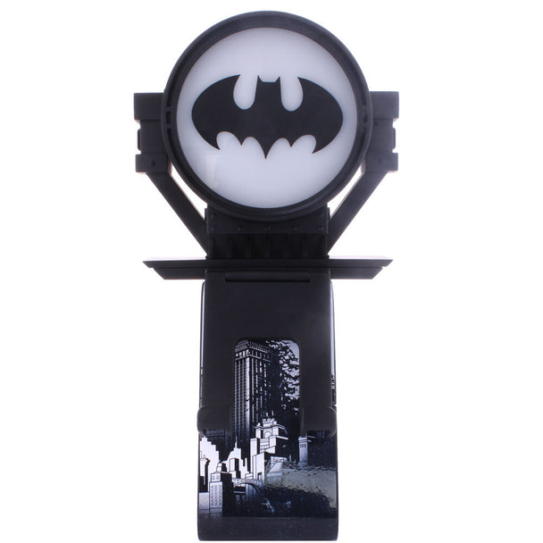 Vue latérale du support Cable Guy Batman avec manette PS5 posée sur le plateau rotatif R.E.S.T.