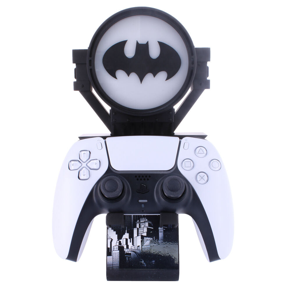 Présentation complète du support Cable Guy Batman DC Comics avec manettes et téléphone posés