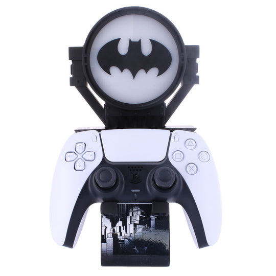 Présentation complète du support Cable Guy Batman DC Comics avec manettes et téléphone posés