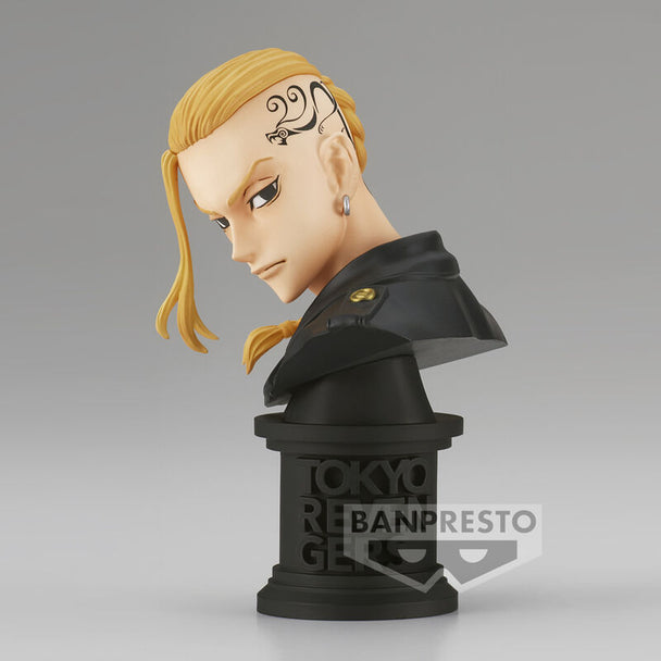 Profil latéral de la figurine Draken Ken Ryuguji Tokyo Revengers, mettant en avant les détails du visage et des vêtements