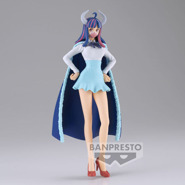 Profil latéral de la figurine Ulti de One Piece montrant la posture dynamique et les accessoires