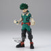 Zoom sur le visage expressif de la figurine Deku Izuku Midoriya avec ses yeux déterminés