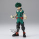 Zoom sur le visage expressif de la figurine Deku Izuku Midoriya avec ses yeux déterminés