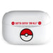 Gros plan sur un écouteur Pokémon Pokeball illustrant les détails du design et la taille adaptée aux enfants