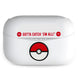 Gros plan sur un écouteur Pokémon Pokeball illustrant les détails du design et la taille adaptée aux enfants