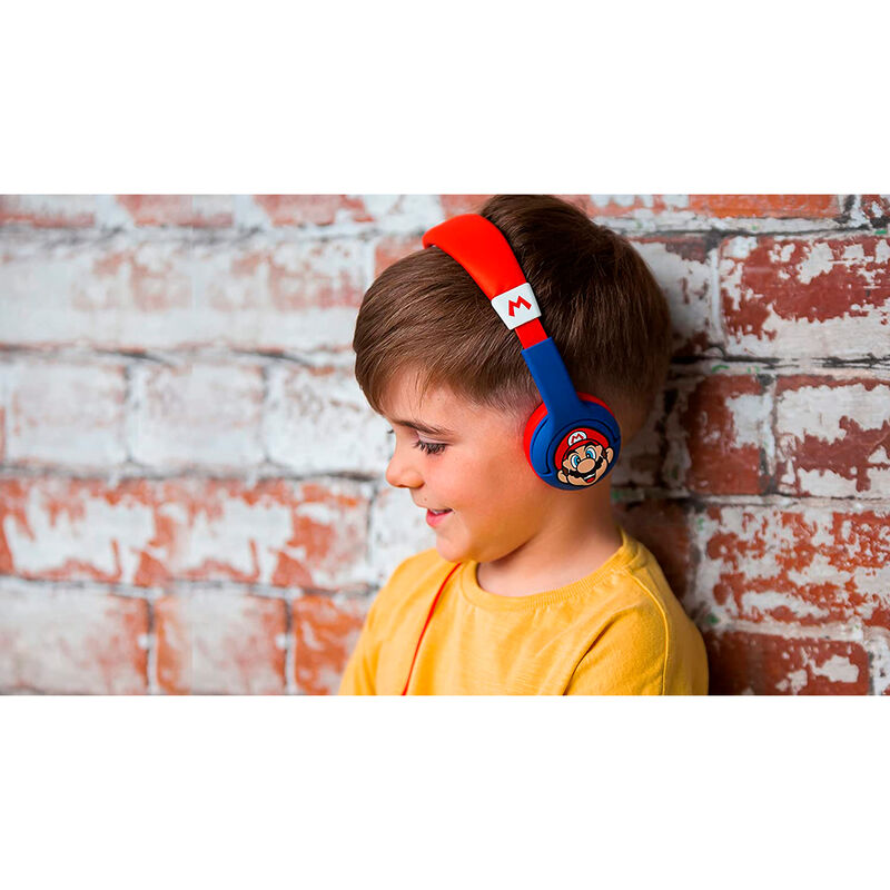 Casque enfant Super Mario Bros posé sur une table, léger et confortable avec volume limité