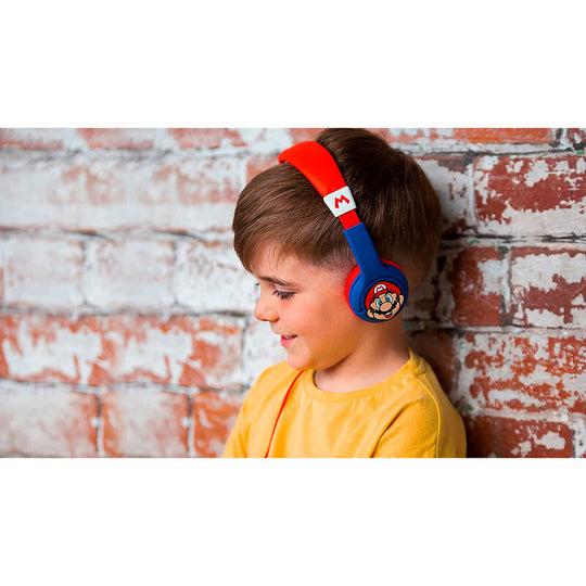 Casque enfant Super Mario Bros posé sur une table, léger et confortable avec volume limité