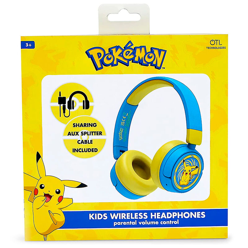 Enfant portant le casque Pokémon Pikachu, souriant et écoutant de la musique