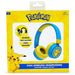 Enfant portant le casque Pokémon Pikachu, souriant et écoutant de la musique