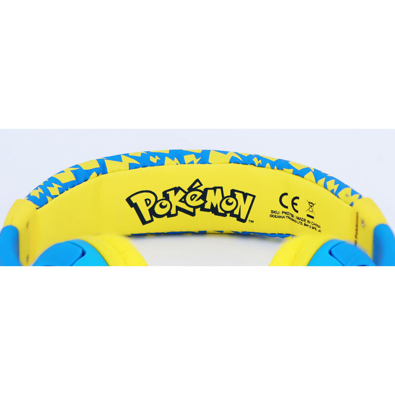 Enfant utilisant le casque Pikachu Pokémon pour écouter de la musique sur une tablette