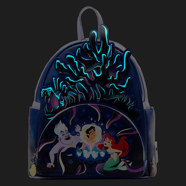 Gros plan sur la breloque émaillée Ursula accrochée au sac à dos Loungefly Disney