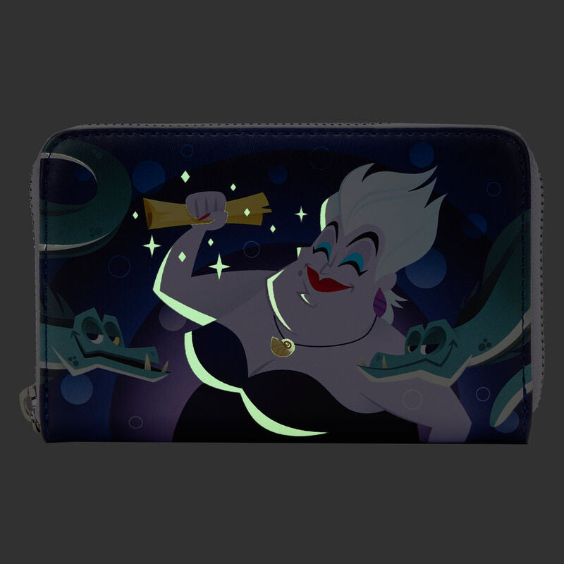 Gros plan sur le détail phosphorescent du portefeuille Ursula, visible dans l'obscurité