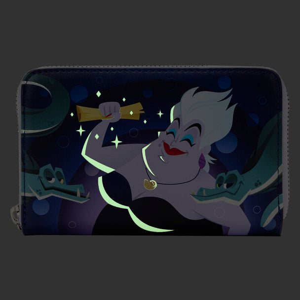 Gros plan sur le détail phosphorescent du portefeuille Ursula, visible dans l'obscurité