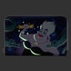 Gros plan sur le détail phosphorescent du portefeuille Ursula, visible dans l'obscurité