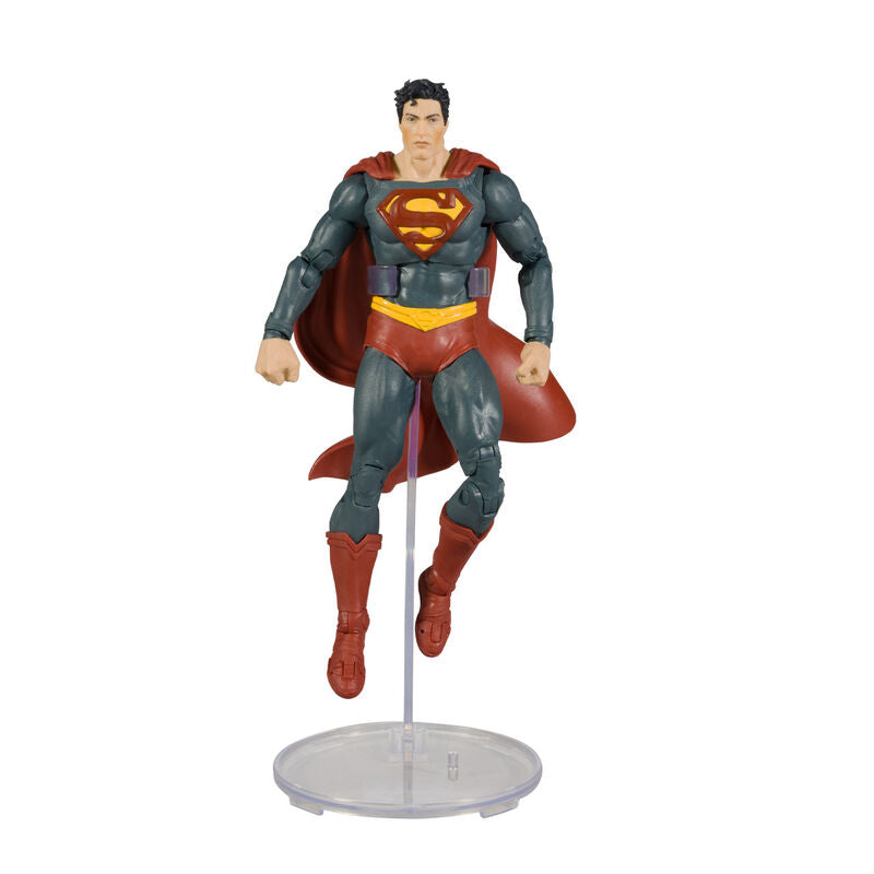 Ensemble des figurines Black Adam et Superman côte à côte, prêtes pour exposition