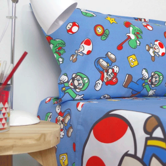 Détail du drap plat 160x260cm affichant des personnages emblématiques de Super Mario Bros