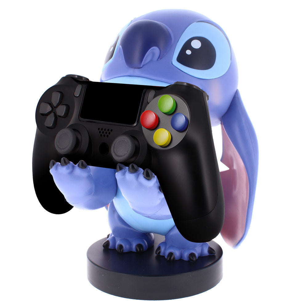 Support Disney Stitch tenant une télécommande et un câble de chargement sur un fond blanc neutre