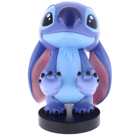Support câble Disney Stitch de 21 cm tenant une manette PlayStation 5 DualSense sur un bureau de gamer