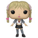 Set complet avec figurine POP posée à côté du t-shirt plié sur fond neutre