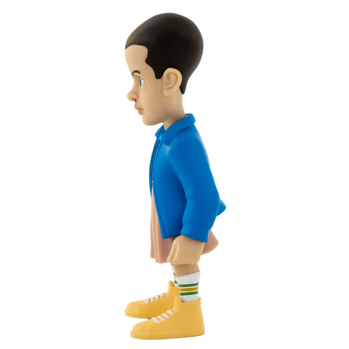 Figurine Stranger Things Eleven MINIX 12cm exposée sur un socle avec arrière-plan neutre