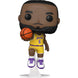 Vue rapprochée de la figurine Funko POP LeBron James montrant les détails du visage et du maillot