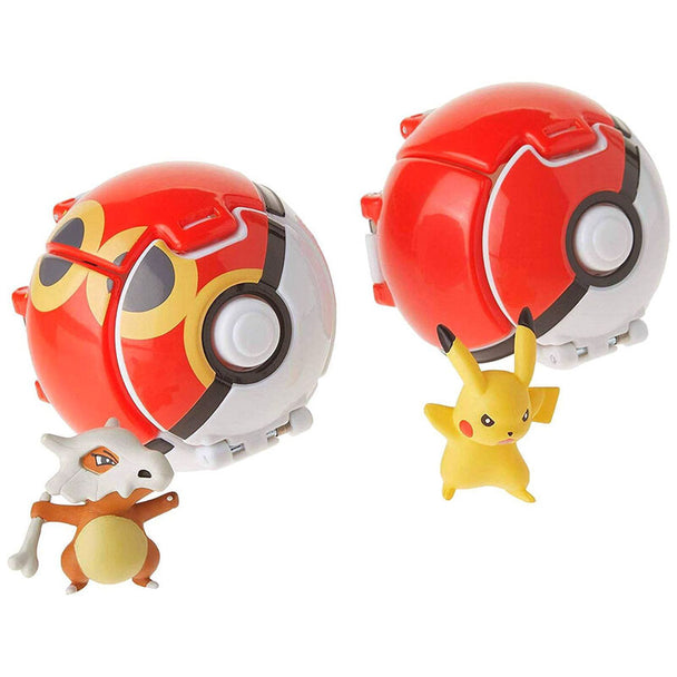 Pokéball ouverte dévoilant la figurine Pikachu prête pour le combat Pokémon